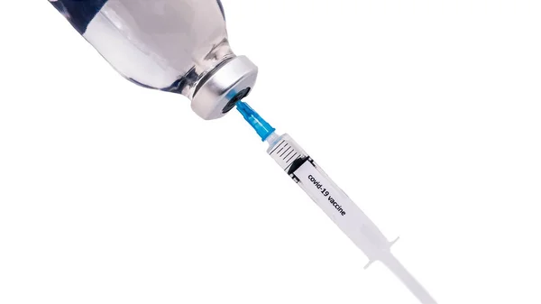 コロナウイルス病のためのワクチン 医療瓶と注射器 注射器に薬を取ります 白に隔離 — ストック写真