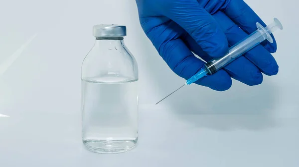 Spruta Handen Läkare Ett Vaccin Glasburk Läkemedel Närbild Vit Bakgrund — Stockfoto
