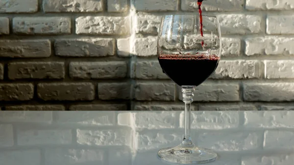 Giet Rood Wijnglas Tegen Een Bakstenen Muur Achtergrond Alcoholische Drank — Stockfoto