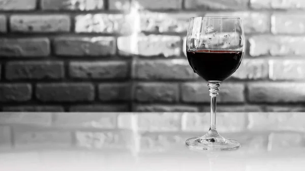 Czerwone Wino Szklance Ceglanym Tle Zbliżenie — Zdjęcie stockowe