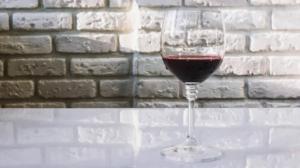 Rode Wijn Een Glas Tegen Een Bakstenen Muur Achtergrond Close — Stockfoto