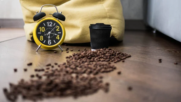 Kaffeebohnen Liegen Einer Wohnung Mit Retro Uhr Auf Dem Boden — Stockfoto