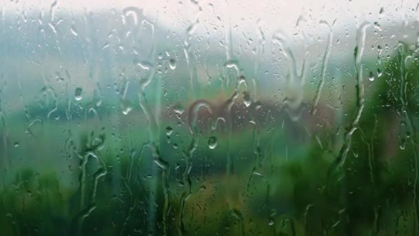 Droppar Flödar Ner Genom Fönstret Regn Skyfall Strömmar Genom Fönstren — Stockvideo
