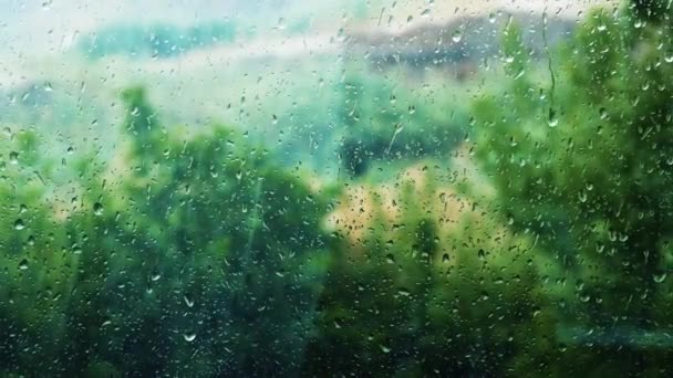 雨の美しい滴がガラスを流れ 窓に落ち ビデオのテクスチャは アパートのガラス上の水です — ストック動画