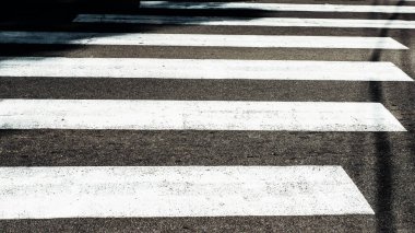 Zebra yaya geçidi, yakın plan, beyaz noktalı çizgiler yol ayrımını gösteriyor.
