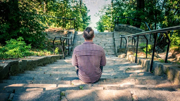 Cara Solitário Senta Passo Com Costas Para Lente Jovem Olha — Fotografia de Stock