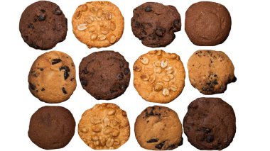 Beyaz üzerine izole edilmiş fırınlanmış kurabiyeler, fıstık kurabiyeli tatlılar, fırında çikolatalı kurabiyeler.