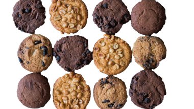 İzole edilmiş beyaz arka planda farklı türde bisküviler, bir dizi kurabiye. Üst görünüm. Beyaz arkaplanda pişirme.