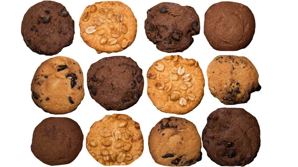 Beyaz üzerine izole edilmiş fırınlanmış kurabiyeler, fıstık kurabiyeli tatlılar, fırında çikolatalı kurabiyeler.