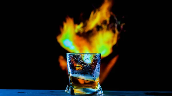 Een Glas Whisky Een Vurige Achtergrond Een Alcoholische Drank Een — Stockfoto