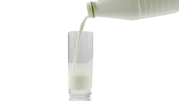 将牛奶酸奶倒入一个与白色 特写隔离的杯子中 — 图库照片
