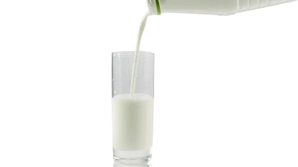 Tømming Fersk Kefir Melk Fra Flaske Glass Isolert Ved Hvitt – stockfoto