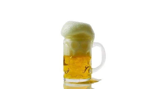 Birra Schiumosa Bicchiere Isolato Primo Piano Bianco Birra Leggera Fresca — Foto Stock