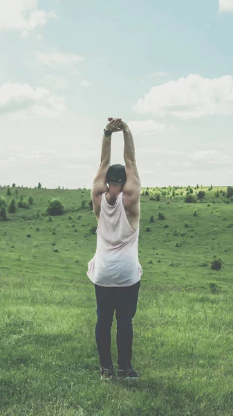 Jovem Com Mãos Levantadas Campo Natureza Fazendo Ioga Homem Solitário — Fotografia de Stock