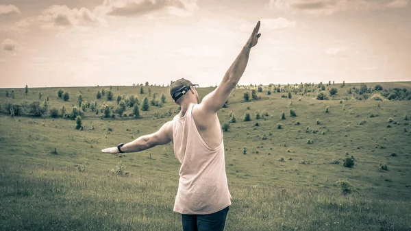 Tipo Sonhador Num Campo Com Braços Estendidos Homem Livre Jovem — Fotografia de Stock