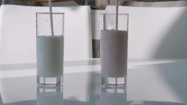 新鮮な乳製品をグラスに注ぎ ストロベリーフルーツヨーグルトをグラスに入れ クローズアップします — ストック動画