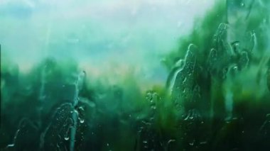  Camdan aşağı yağmur damlaları akıyor, pencerenin dışında bir fırtına, apartmanın camından güzel damlalar akıyor.