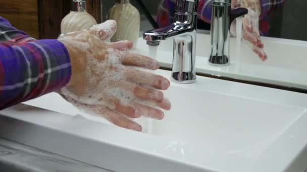 Seorang Pria Mencuci Tangannya Bawah Keran Dengan Air — Stok Video