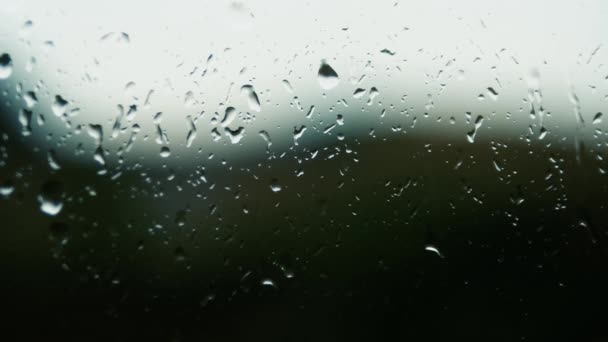 雨滴がアパートの窓のガラスを走っている — ストック動画