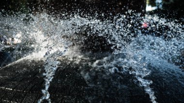 Güzel bir su püskürtüsü, damlalar, bir çeşme ile