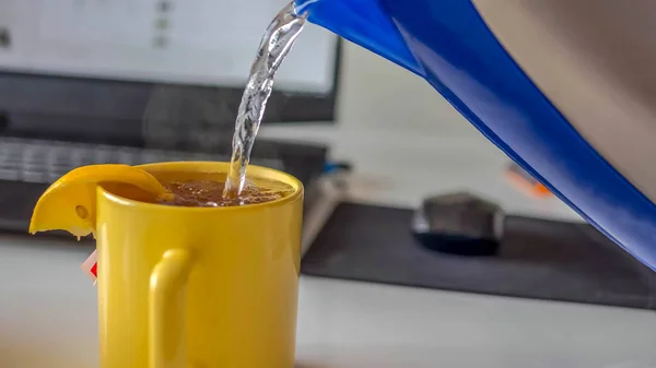 Verter Aromático Con Limón Tetera Vierte Agua Una Taza Vapor —  Fotos de Stock