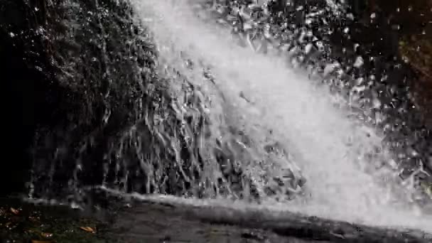 Wodospad Wylewanie Plusk Górskiej Wody Piękny Strumień Wody Krople Plamy — Wideo stockowe