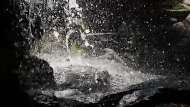 Cascada Vierte Hermosas Gotas Salpicaduras Agua Cerca Recurso Natural Gotas — Vídeo de stock