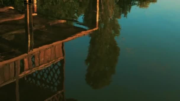Refleksja Natury Rzece Nagranie Jeziora Piękny Krajobraz Wodzie Drewnianą Altanką — Wideo stockowe