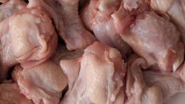 Tavuk bacağı taze et yakın plan.