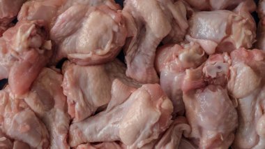 Tavuk bacağı taze et yakın plan.
