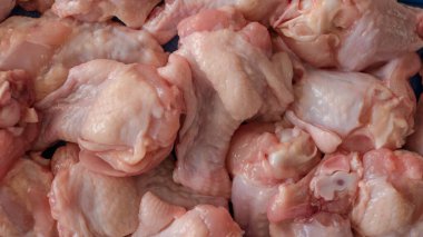 Tavuk bacağı üst manzara, çiğ tavuk eti mavi tepside.