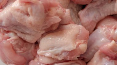 Çiğ tavuk yakın plan, tavuk bacağı.
