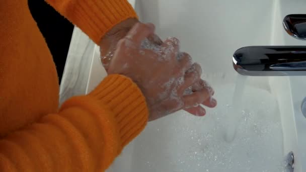 水道水で手を洗い 手から汚れをよく洗い洗い流してから 体の衛生状態についてバターを塗ります 体内の細菌からの保護 — ストック動画