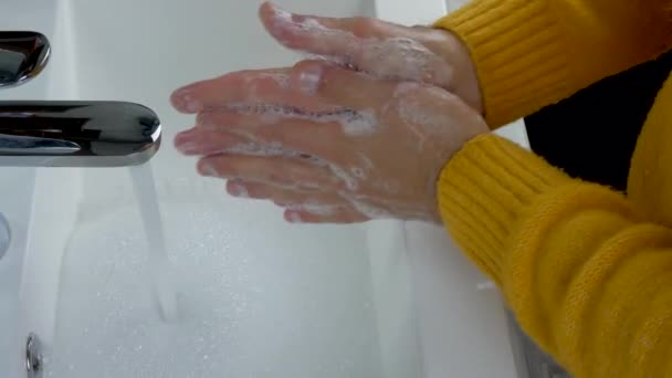 手から汚れを洗い 石鹸で手を洗い 水と石鹸でタップの下で男性の手のクローズアップ — ストック動画