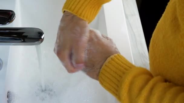 高齢者の男性は 手を水や石鹸でタップの下で洗って 体の清潔さ 手を洗うのクローズアップを世話する — ストック動画