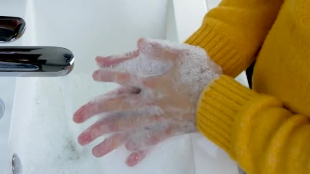 Homem Lava Sujeira Das Mãos Mãos Limpas Bacteria Body Cuidado — Vídeo de Stock