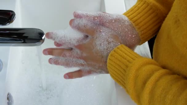 수돗물로 손에서 더러운 박테리아 위생을 씻으라 — 비디오