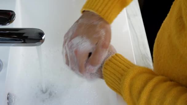 Homme Lave Les Mains Sous Robinet Avec Savon Eau Rince — Video