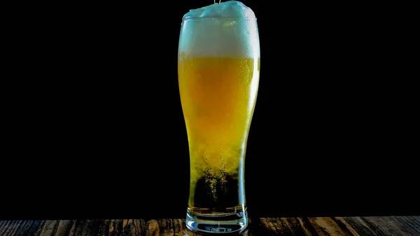 Cerveja Leve Copo Cerveja Fundo Preto Close Derramando Cerveja Fresca — Fotografia de Stock