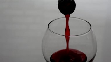 Şarap kadehine şarap dök. Yakın plan, bardakta kırmızı şarap.