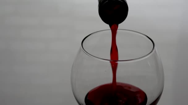 Wein Ein Weinglas Aus Nächster Nähe Gießen Rotwein Ein Glas — Stockvideo
