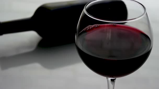 Bicchiere Vino Rosso Con Una Bottiglia Vino Primo Piano Bicchiere — Video Stock