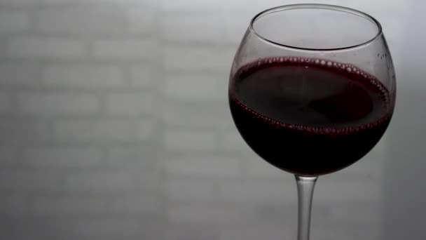 酒杯中的红酒在白色背景下的特写 — 图库视频影像