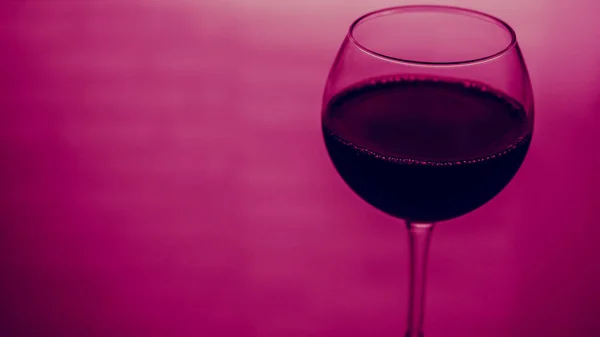 Szklanka Czerwonego Wina Miejsce Tekst Czerwone Wino Szklance Kolorowym Różowym — Zdjęcie stockowe