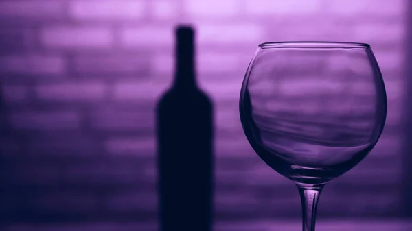 Bicchiere Vino Con Bicchiere Vuoto Uno Sfondo Rosa Vicino Muro — Foto Stock