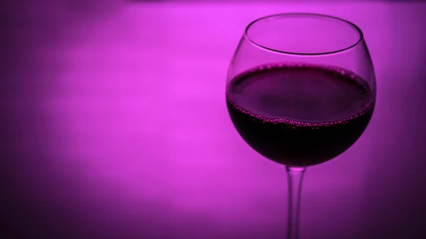 Rode Wijn Een Glas Een Kleurrijke Roze Achtergrond Close Van — Stockfoto
