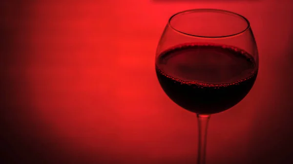 Czerwone Wino Kieliszku Wina Kolorowym Czerwonym Tle Kieliszek Wina Winem — Zdjęcie stockowe