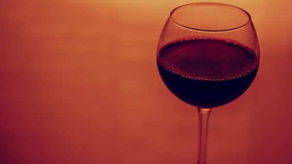 Szklanka Wina Czerwone Wino Szklance Żółtym Tle — Zdjęcie stockowe
