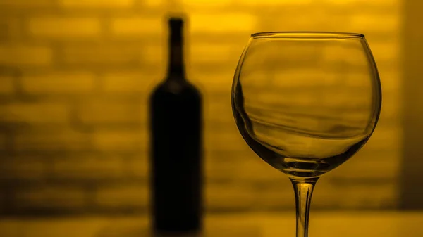 Een Glas Wijn Met Een Fles Tegen Een Bakstenen Muur — Stockfoto
