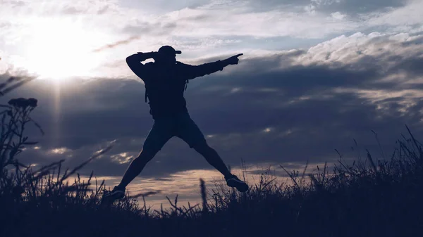 Silhueta Cara Salto Pôr Sol Jovem Salto Aponta Seu Dedo — Fotografia de Stock